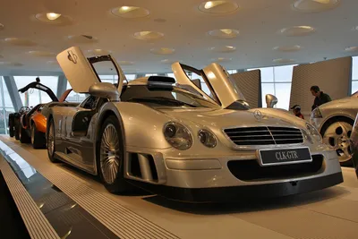 Фото Мерседес-Бенц CLK GTR с панорамным остеклением