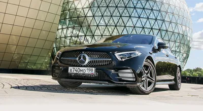 Красный Mercedes-Benz CLS-класс: фото на фоне природы