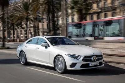 Mercedes-Benz CLS-класс на дороге