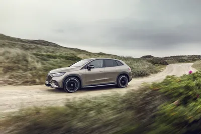 Mercedes-Benz EQE SUV на фотографиях с открытым и закрытым багажником