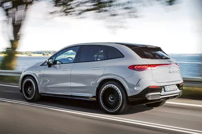 Mercedes-Benz EQE SUV на красивых изображениях в городе