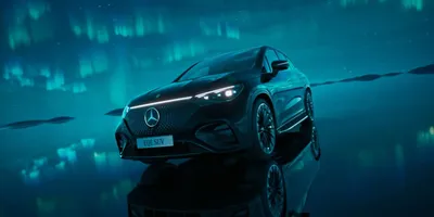 Mercedes-Benz EQE SUV на фоне города