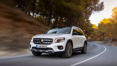 Фотка Mercedes-Benz GLB-класса на природе в зеленой траве