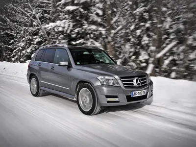 Красивый Mercedes-Benz GLK-класс на дороге