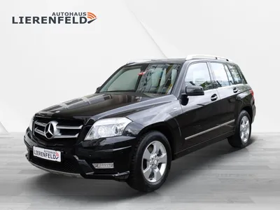 Mercedes-Benz GLK-класс на заднем плане города