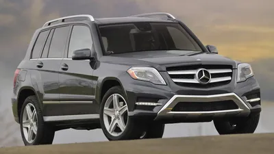 Красный Mercedes-Benz GLK-класс на трассе