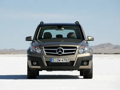 Mercedes-Benz GLK-класс на фоне небоскребов