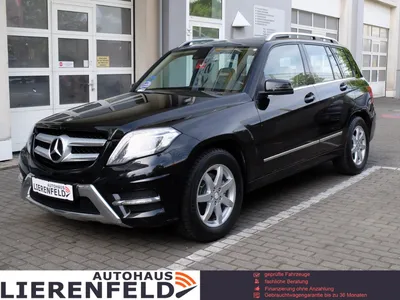 Серый Mercedes-Benz GLK-класс на пляже