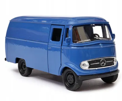 Mercedes-Benz L319 на заднем плане