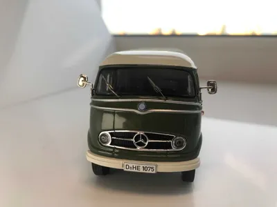 Mercedes-Benz L319 на заднем плане