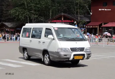 Красивая фотография Mercedes-Benz MB100 в горах