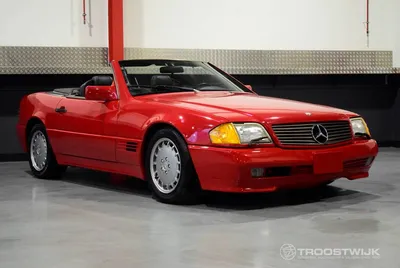 Черная Mercedes-Benz R129 на асфальте