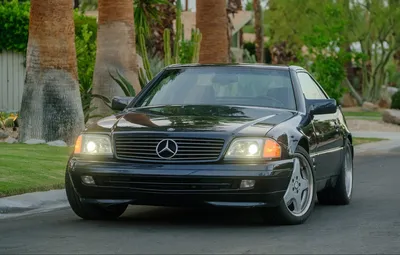 Белая Mercedes-Benz R129 на фоне неба