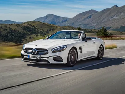 Изображение красного Mercedes-Benz SL-класса с открытым верхом