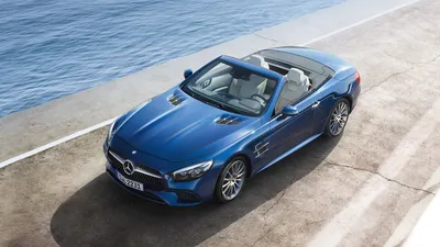 Изображение серебристого Mercedes-Benz SL-класса с открытым верхом