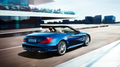 Картинка Mercedes-Benz SL-класса на фоне моря