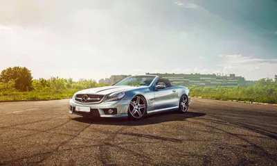 Фото серебристого Mercedes-Benz SL-класса на фоне города