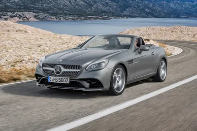 Красивый красный Mercedes-Benz SLC-класс на фоне города