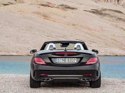 Фотография черного Mercedes-Benz SLC-класса на фоне ночного города