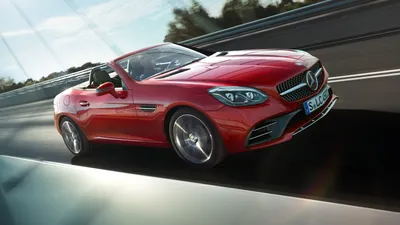 Изображение зеленого Mercedes-Benz SLC-класса на трассе