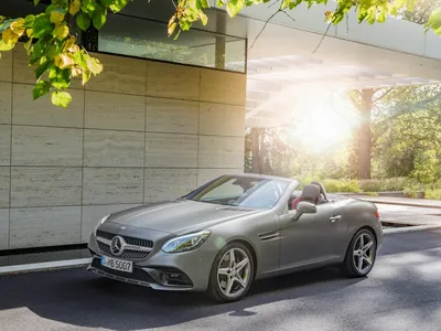 Фото серебристого Mercedes-Benz SLC-класса на парковке