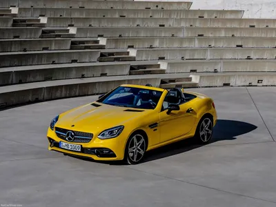 Снимок белого кабриолета Mercedes-Benz SLC-класса на солнце