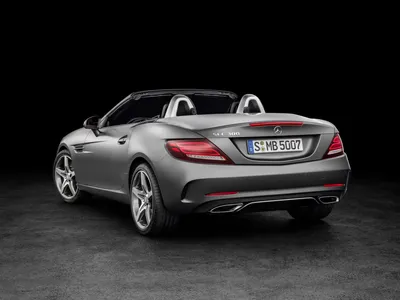 Картинка красного Mercedes-Benz SLC-класса с бликом на капоте