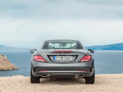 Изображение зеленого кабриолета Mercedes-Benz SLC-класса на закате