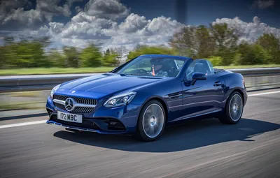 Фото серебристого Mercedes-Benz SLC-класса на фоне леса