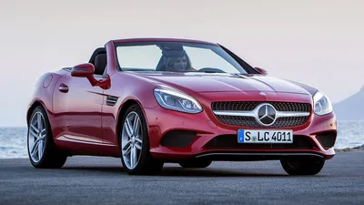 Картинка белого Mercedes-Benz SLC-класса на трассе