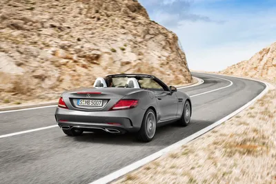 Фотография черного Mercedes-Benz SLC-класса с бликом в лобовом стекле