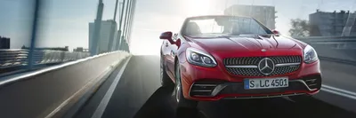 Фотография красного кабриолета Mercedes-Benz SLC-класса на пляже