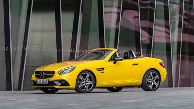 Фото зеленого Mercedes-Benz SLC-класса на фоне неба