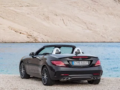 Фотография белого Mercedes-Benz SLC-класса на закате