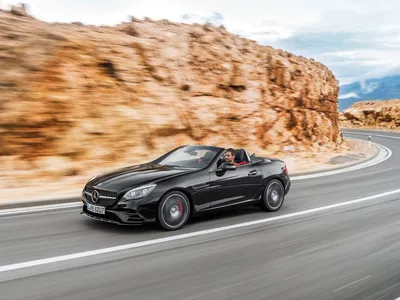 Изображение красного Mercedes-Benz SLC-класса на фоне гор