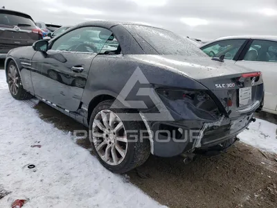 Фото черного кабриолета Mercedes-Benz SLC-класса на трассе