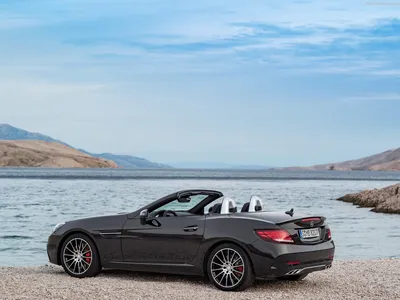 Фотография серебристого Mercedes-Benz SLC-класса на закате