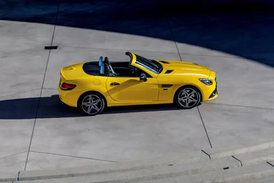 Фото красного Mercedes-Benz SLC-класса на парковке