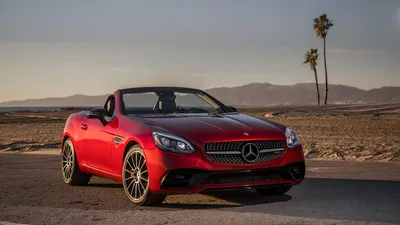 Изображение серебристого Mercedes-Benz SLC-класса на фоне города