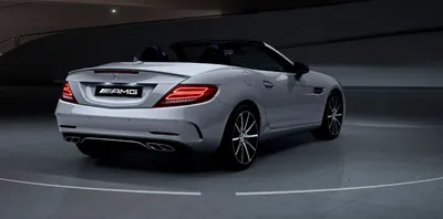 Фото белого Mercedes-Benz SLC-класса на трассе в формате WebP