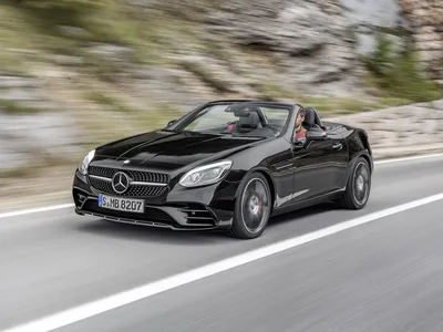 Фотка кабриолета Mercedes-Benz SLC-класса в движении