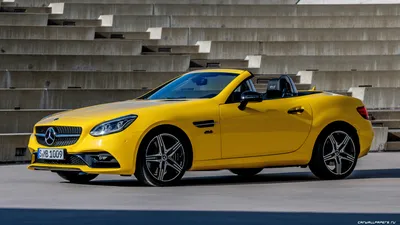 Изображение Mercedes-Benz SLC-класса на солнечном пляже