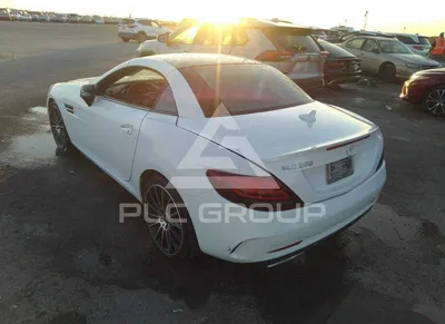 Фото Mercedes-Benz SLC-класса с солнцем в окне