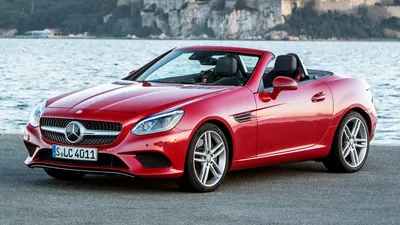 Mercedes-Benz SLC-класс на заднем плане городской панорамы