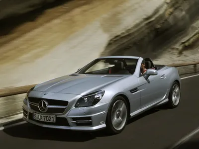 Красный Mercedes-Benz SLK-класс на фоне неба