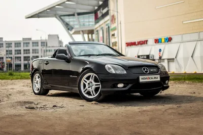 Синий Mercedes-Benz SLK-класс на фоне гор