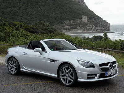 Черный Mercedes-Benz SLK-класс на дороге