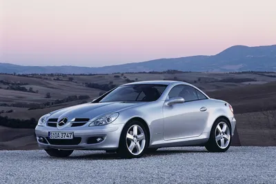 Быстрый Mercedes-Benz SLK-класс на трассе