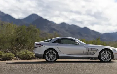 Картинка Мерседес-Бенц SLR McLaren с открытым капотом