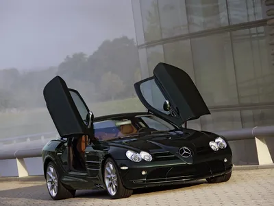 Мерседес-Бенц SLR McLaren: фото на фоне зданий